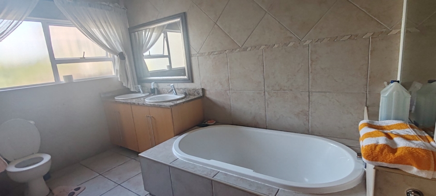 4 Bedroom Property for Sale in Caribbean Beach Club North West